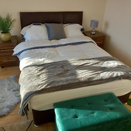 Lovely Shared 3 Bed Home Near The Thames Thamesmead  Bagian luar foto