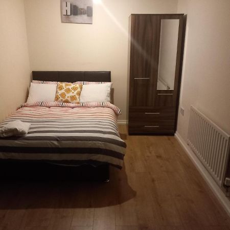 Lovely Shared 3 Bed Home Near The Thames Thamesmead  Bagian luar foto