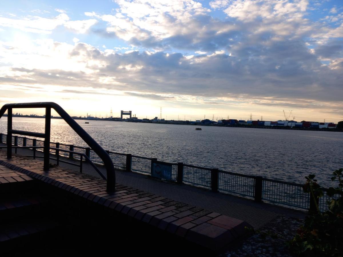 Lovely Shared 3 Bed Home Near The Thames Thamesmead  Bagian luar foto
