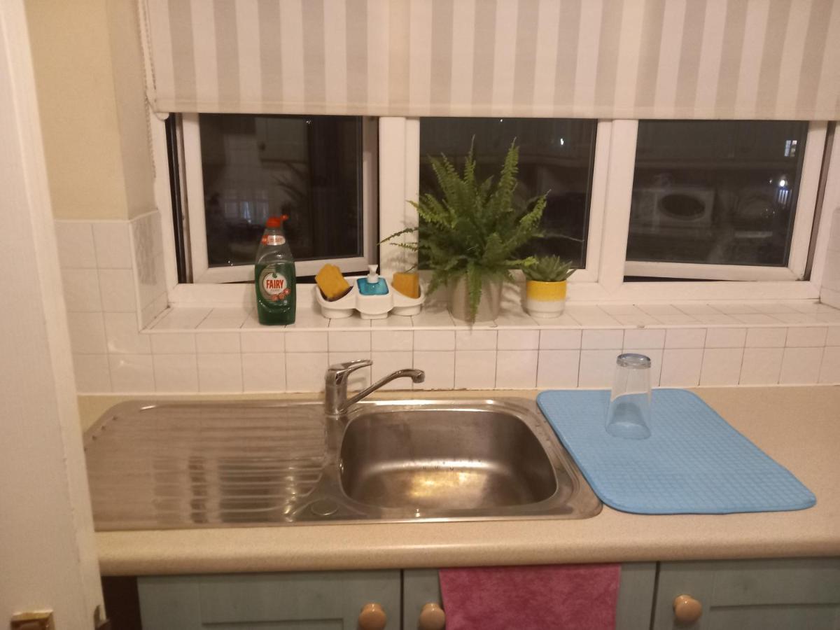 Lovely Shared 3 Bed Home Near The Thames Thamesmead  Bagian luar foto