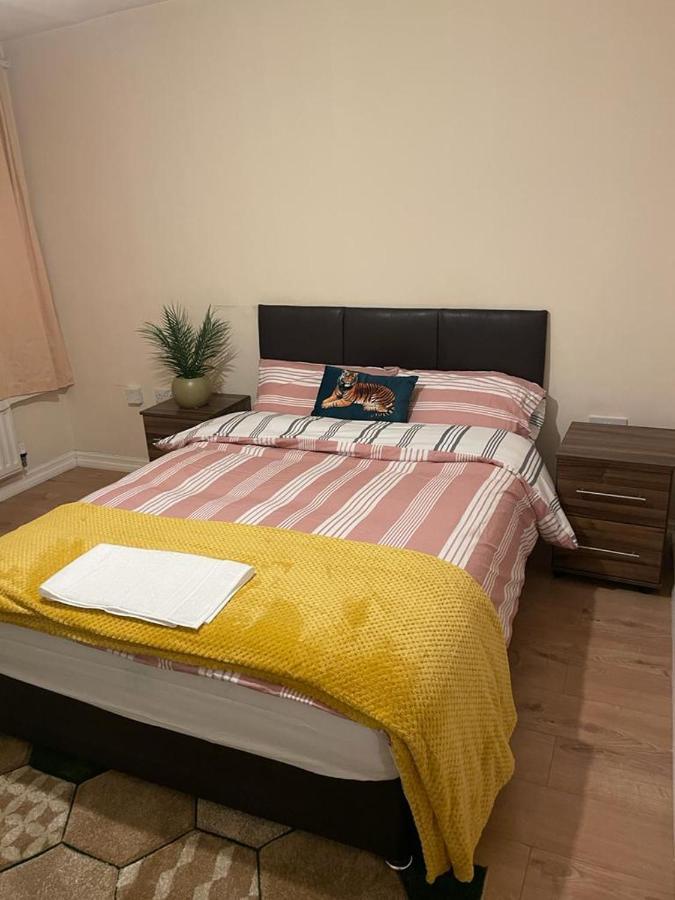 Lovely Shared 3 Bed Home Near The Thames Thamesmead  Bagian luar foto